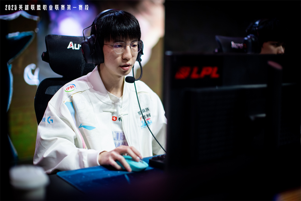首创认证引领电竞椅行业新风潮开元棋牌app傲风荣获三项(图3)