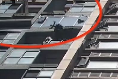 泄愤从16楼扔下电竞椅！警方：刑拘ky开元棋牌四川一男子与女友吵架为(图1)